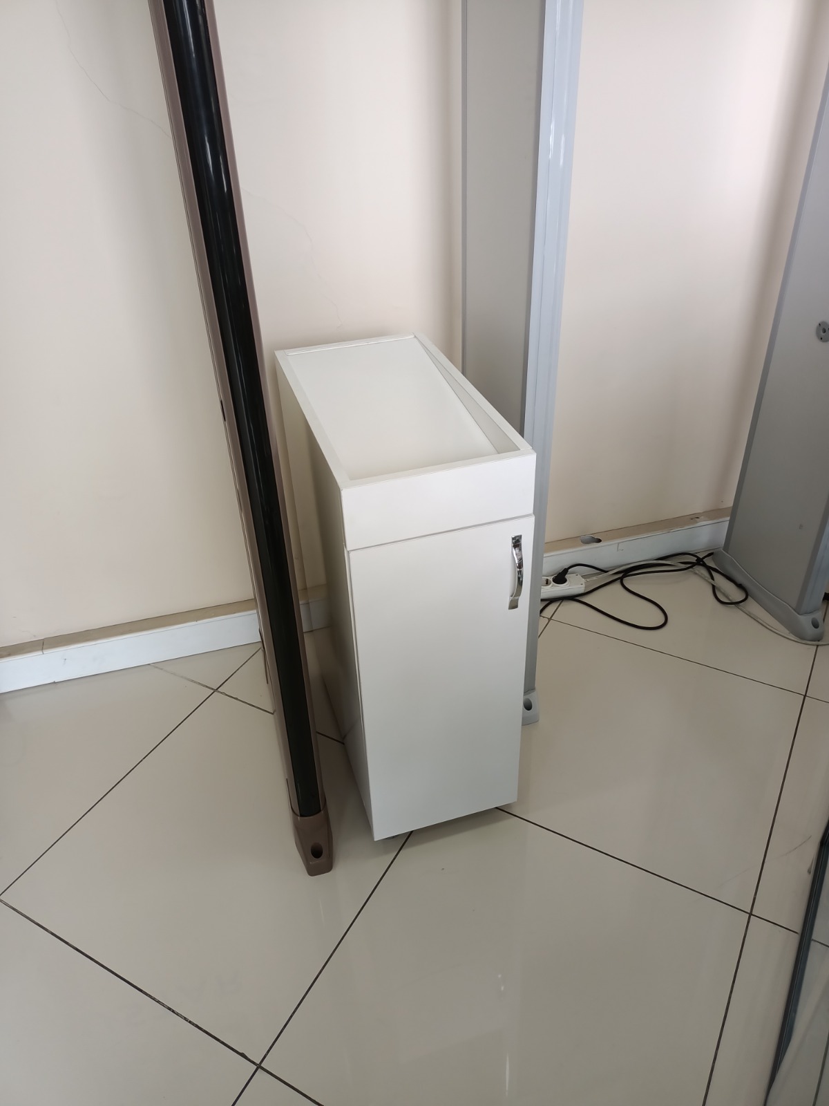 Dolaplı Kapı Dedektör Sehpası 81x50x36 cm Güvenlik Kontrol Standı Banko Ünitesi